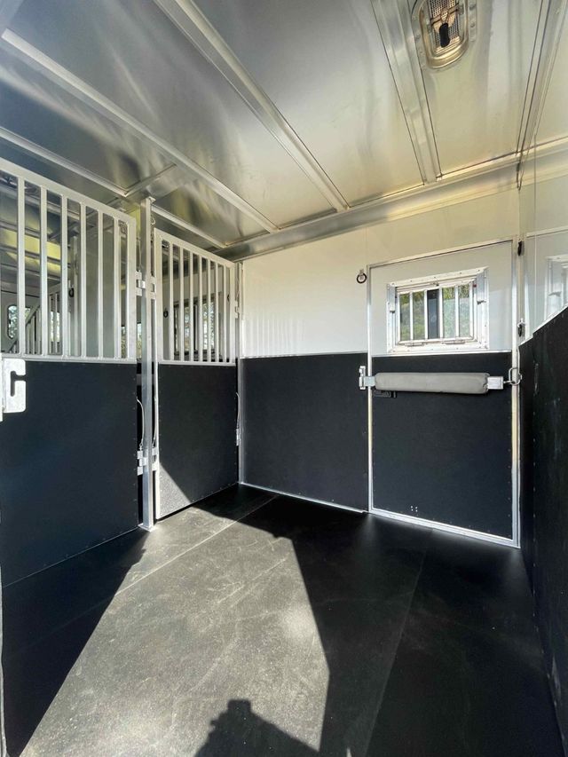 2026 Featherlite 2+1 Straight Load w/ Box Stall  - 23006425 - 5