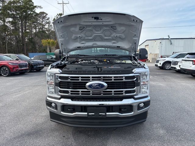 2026 Ford Super Duty F-350 DRW Cab-Chassis XL 4WD Crew Cab 179" WB 60" CA - 22938670 - 23
