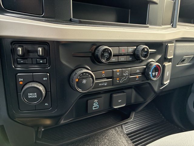 2026 Ford Super Duty F-350 DRW Cab-Chassis XL 4WD Crew Cab 179" WB 60" CA - 22938670 - 34