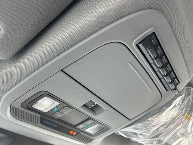 2026 Ford Super Duty F-350 DRW Cab-Chassis XL 4WD Crew Cab 179" WB 60" CA - 22938670 - 35