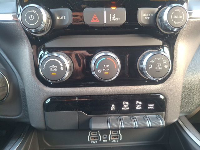 2026 Ram 1500 EXPRESS CREW CAB 4X4 5'7 BOX - 23077632 - 19