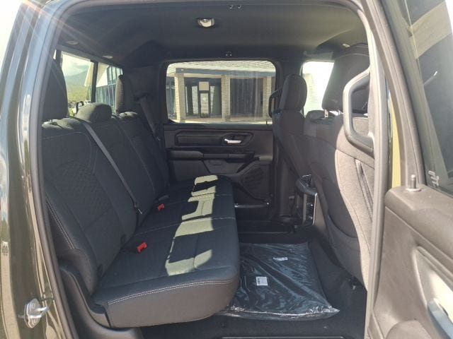 2026 Ram 1500 EXPRESS CREW CAB 4X4 5'7 BOX - 23077632 - 23