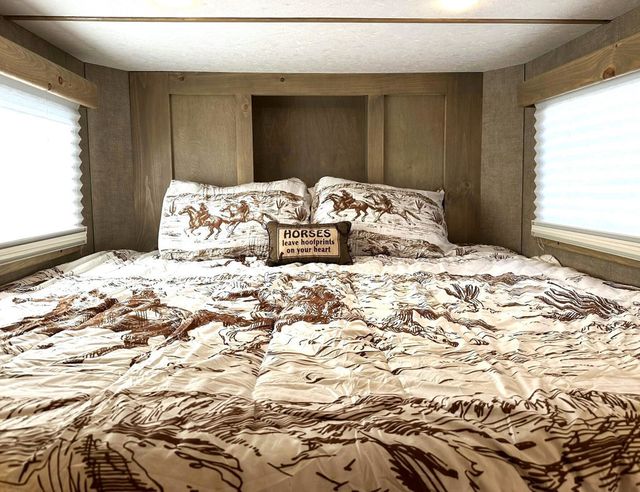 2026 Shadow 2 Horse Slant 5'6 Weekender Living Quarters  - 22880637 - 9