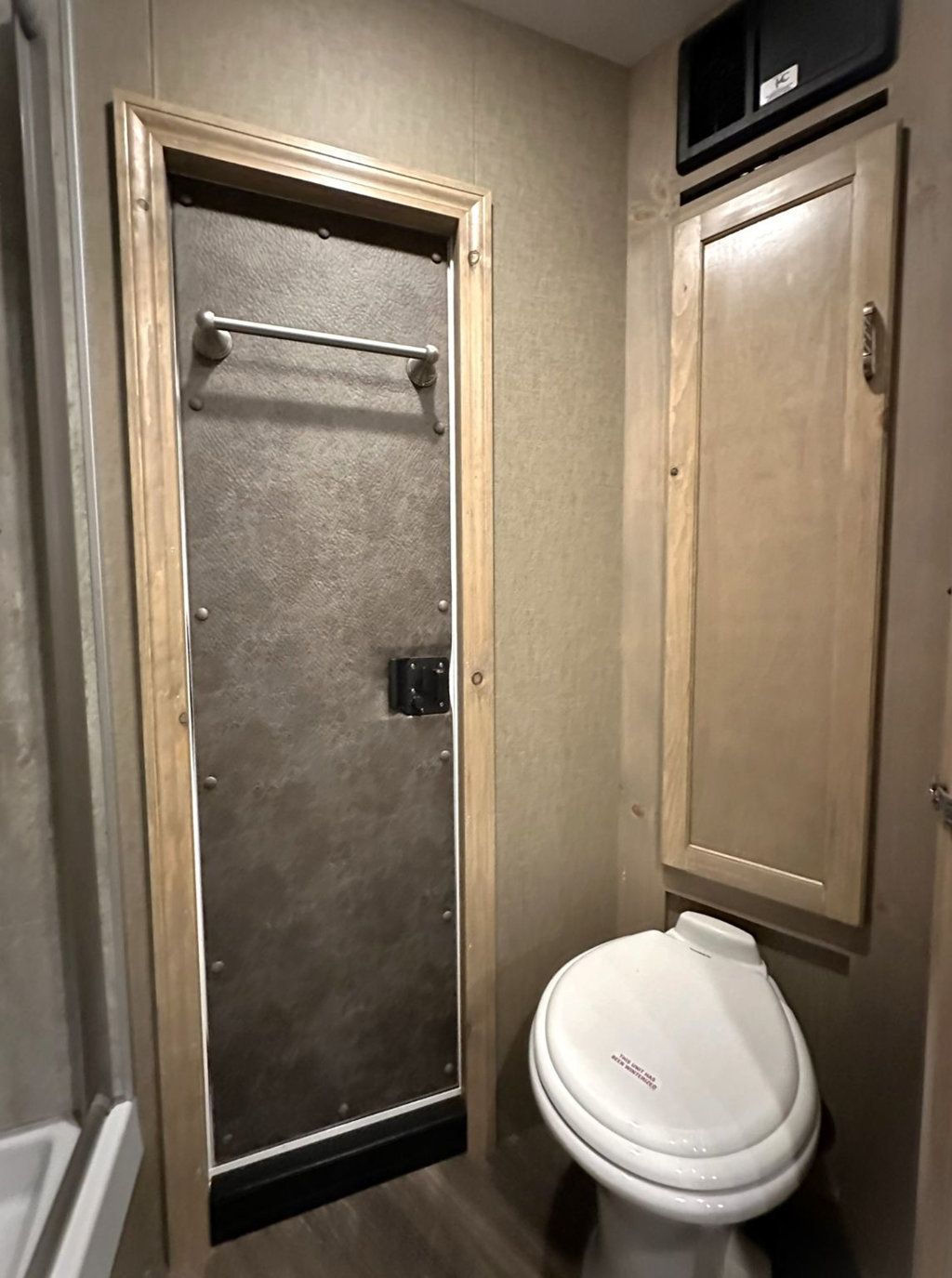 2026 Shadow 2 Horse Slant Bumper Pull Living Quarters  - 22977055 - 9