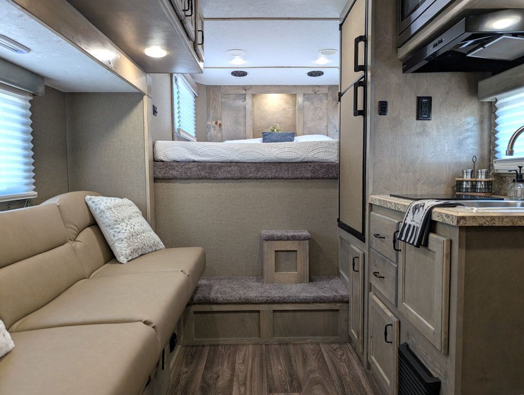 2026 Shadow 3 Horse Slant 10'6 Living Quarters with Slide  - 23032570 - 7