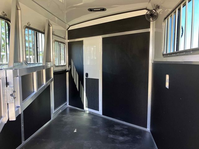 2026 Shadow 3 Horse Slant 5'6 Weekender Living Quarters  - 23024763 - 7