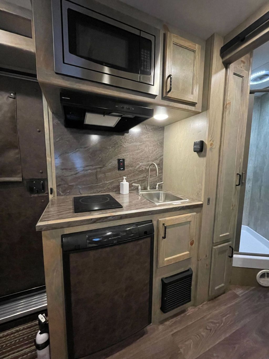 2026 Shadow 3 Horse Slant 9' Living Quarters w/ Slide  - 22951412 - 10