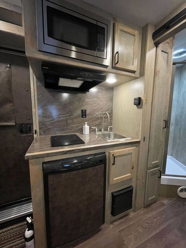 2026 Shadow 3 Horse Slant 9' Living Quarters w/ Slide  - 22951412 - 10