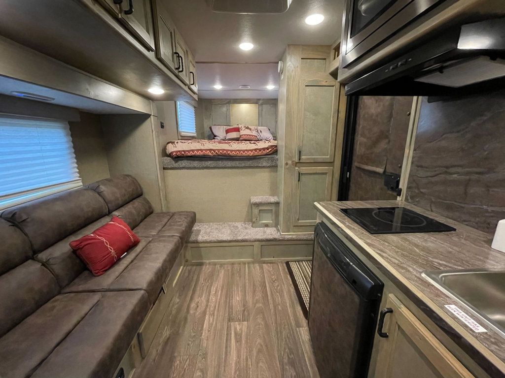 2026 Shadow 3 Horse Slant 9' Living Quarters w/ Slide  - 22951412 - 7