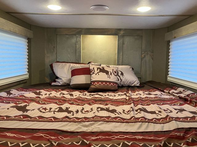 2026 Shadow 3 Horse Slant 9' Living Quarters w/ Slide  - 22951412 - 8