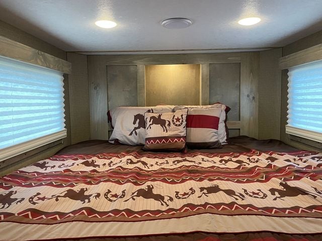 2026 Shadow 3 Horse Slant 9' Living Quarters w/ Slide  - 22983821 - 9