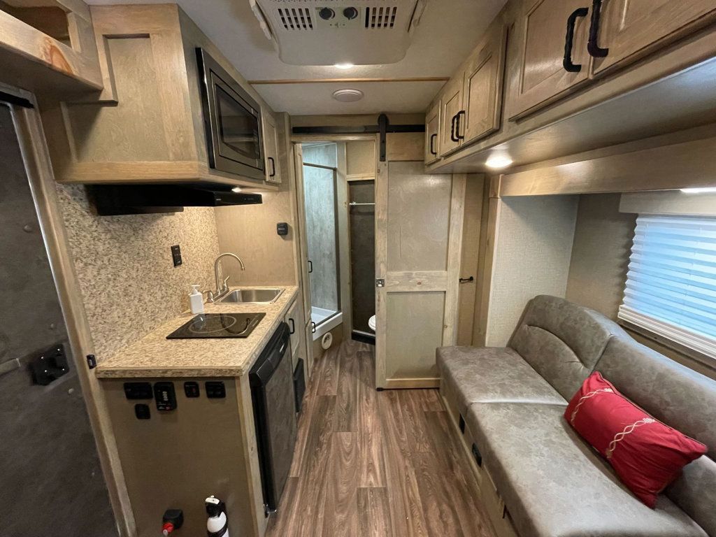 2026 Shadow 3 Horse Slant 9' Living Quarters w/ Slide  - 22983821 - 10