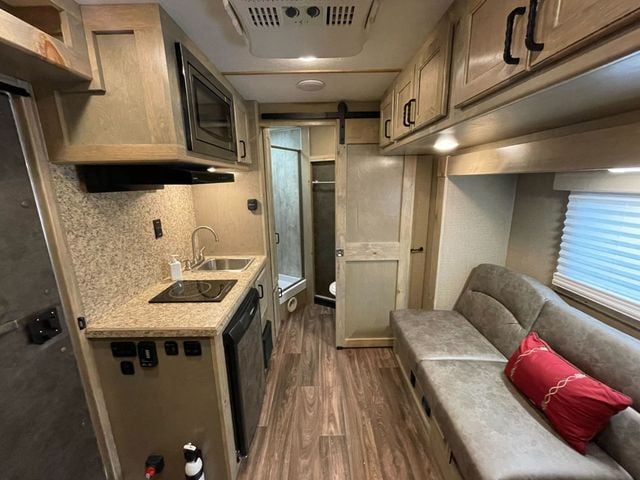 2026 Shadow 3 Horse Slant 9' Living Quarters w/ Slide  - 22983821 - 10