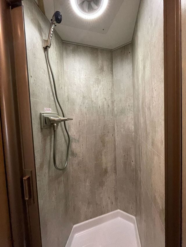 2026 Shadow 3 Horse Slant 9' Living Quarters w/ Slide  - 22983821 - 13