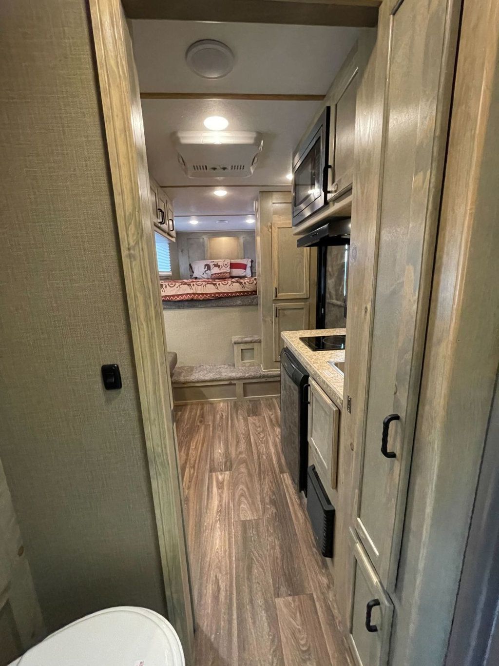 2026 Shadow 3 Horse Slant 9' Living Quarters w/ Slide  - 22983821 - 14