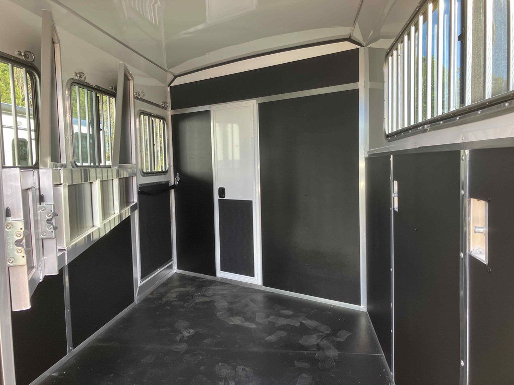 2026 Shadow 3 Horse Slant 9' Living Quarters w/ Slide  - 22983821 - 7