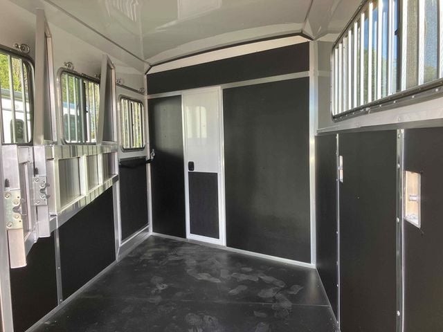 2026 Shadow 3 Horse Slant 9' Living Quarters w/ Slide  - 22983821 - 7