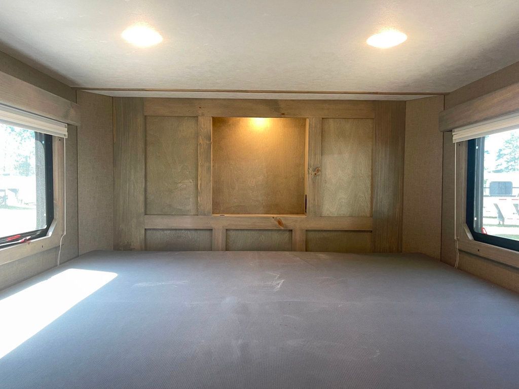 2026 Shadow 3 Horse Slant Load Weekender  - 23013580 - 10