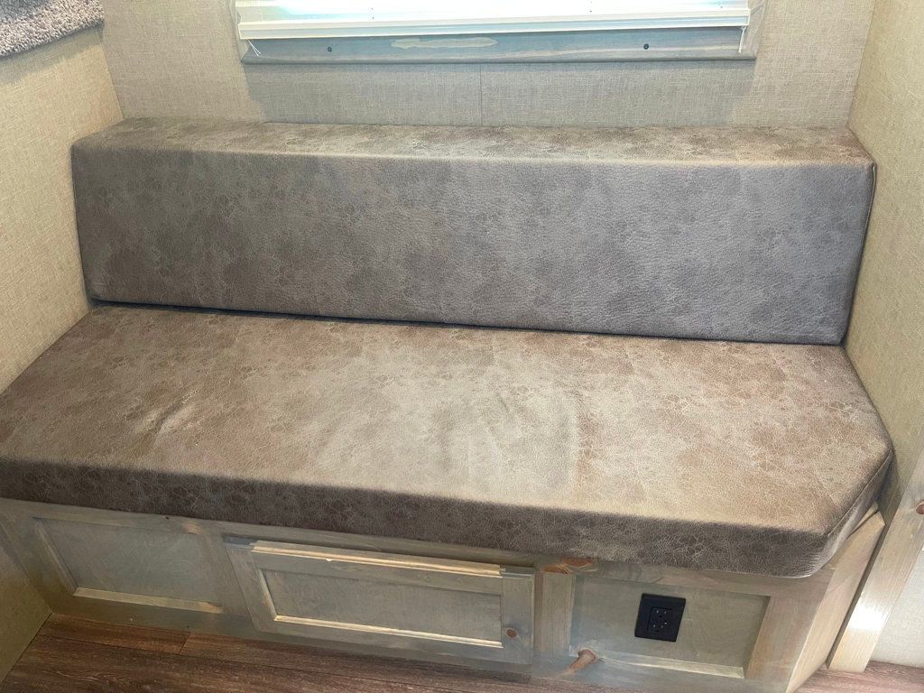 2026 Shadow 3 Horse Slant Load Weekender  - 23013580 - 12