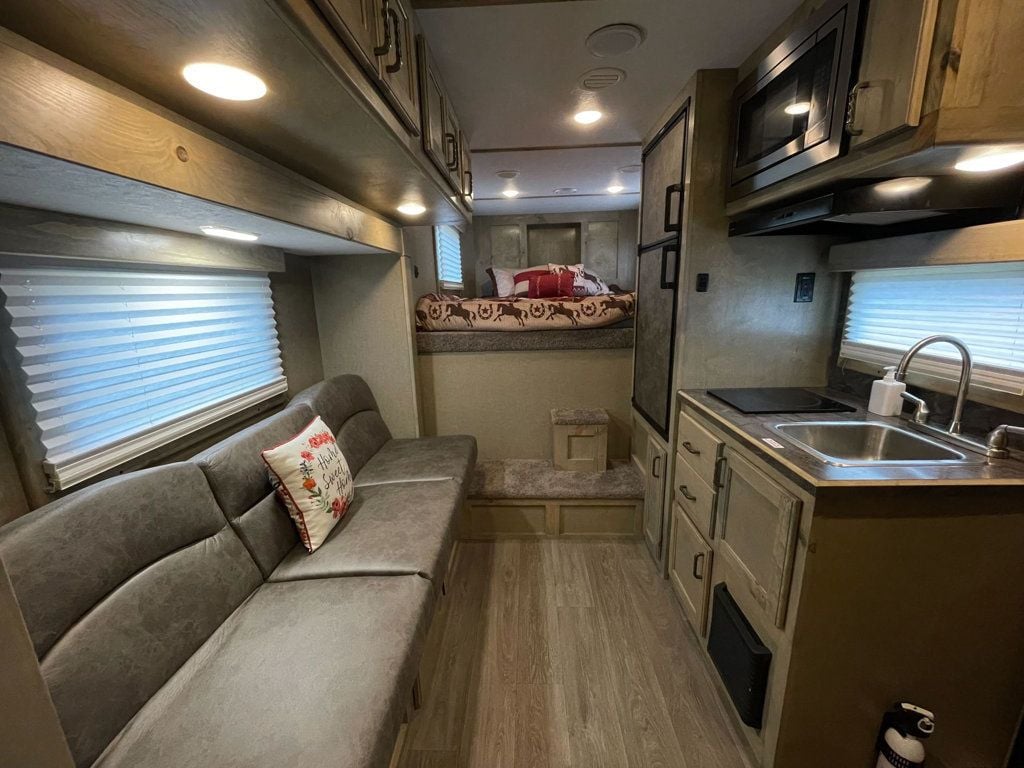 2026 Shadow 4 Horse Slant 10'6 Living Quarters with Slide  - 22899958 - 10