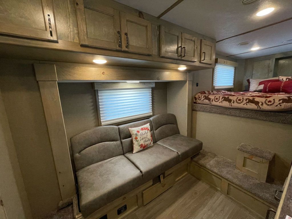 2026 Shadow 4 Horse Slant 10'6 Living Quarters with Slide  - 22899958 - 11