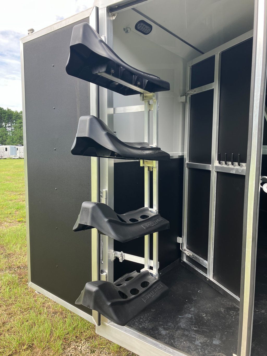 2026 Shadow 4 Horse Slant 10'6 Living Quarters with Slide  - 22899958 - 5