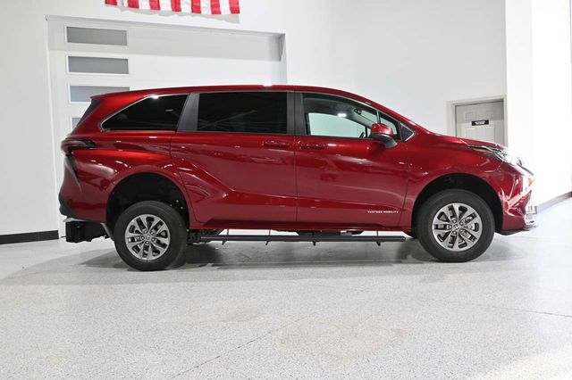 2026 Toyota Sienna LE FWD 8-Passenger - 22993298 - 4