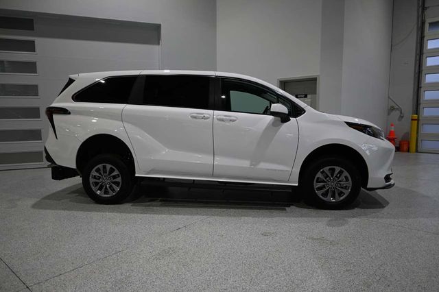 2026 Toyota Sienna LE FWD 8-Passenger - 22993883 - 4