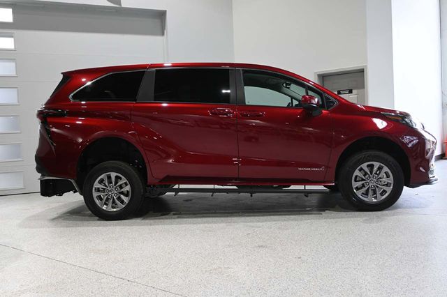 2026 Toyota Sienna LE FWD 8-Passenger - 22997874 - 4