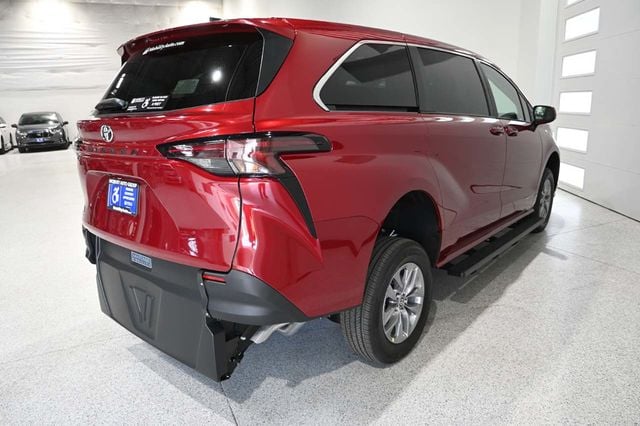 2026 Toyota Sienna LE FWD 8-Passenger - 22997874 - 5