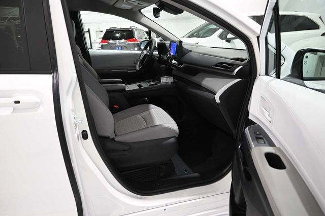 2026 Toyota Sienna LE FWD 8-Passenger - 23001716 - 14