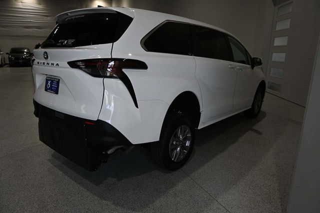 2026 Toyota Sienna LE FWD 8-Passenger - 23001716 - 5