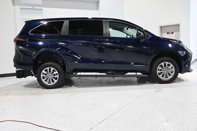 2026 Toyota Sienna LE FWD 8-Passenger - 23003839 - 4