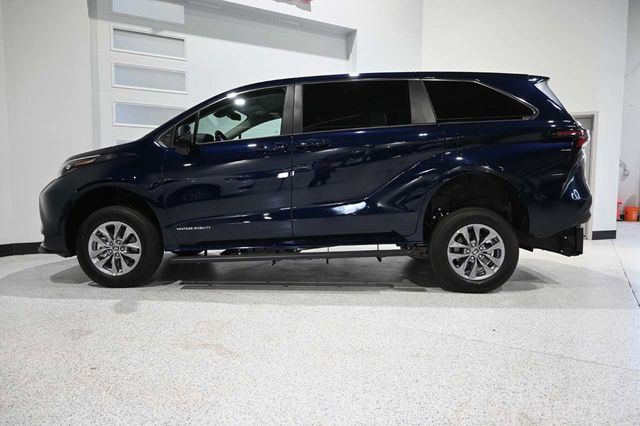 2026 Toyota Sienna LE FWD 8-Passenger - 23003839 - 8