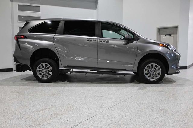 2026 Toyota Sienna LE FWD 8-Passenger - 23005161 - 4