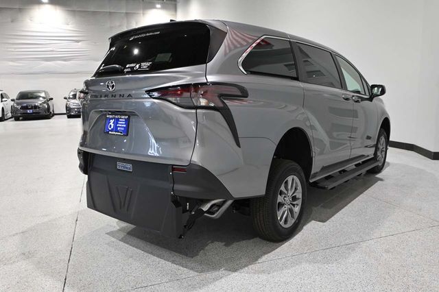 2026 Toyota Sienna LE FWD 8-Passenger - 23005161 - 5