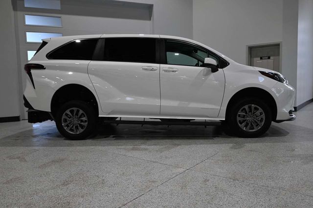 2026 Toyota Sienna LE FWD 8-Passenger - 23008608 - 4