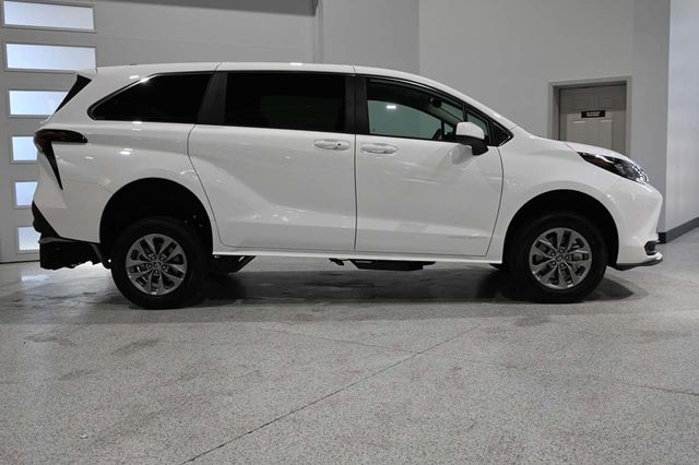 2026 Toyota Sienna LE FWD 8-Passenger - 23008609 - 4