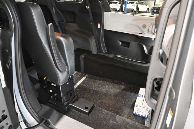 2026 Toyota Sienna LE FWD 8-Passenger - 23008610 - 17