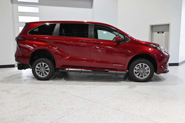 2026 Toyota Sienna LE FWD 8-Passenger - 23010646 - 4