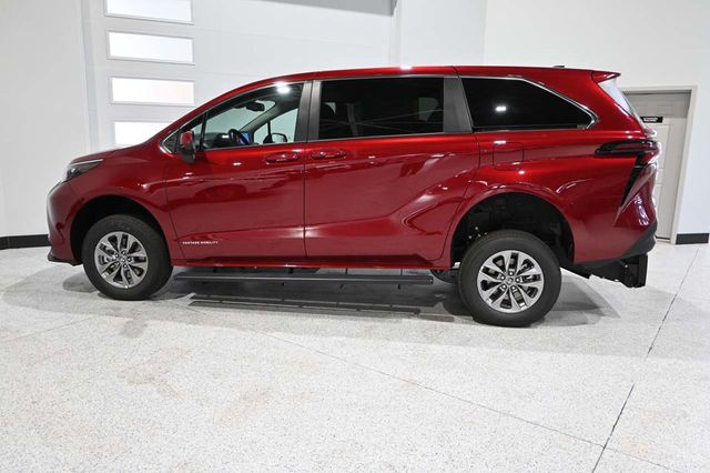 2026 Toyota Sienna LE FWD 8-Passenger - 23010646 - 8