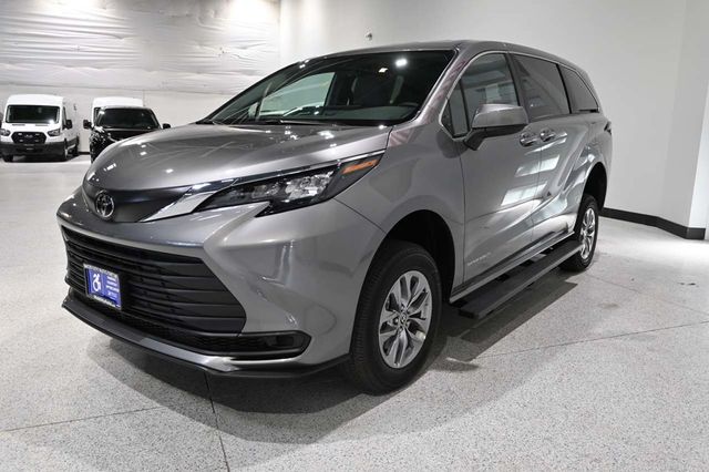 2026 Toyota Sienna LE FWD 8-Passenger - 23010647 - 9