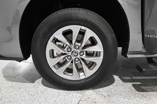 2026 Toyota Sienna LE FWD 8-Passenger - 23010647 - 11