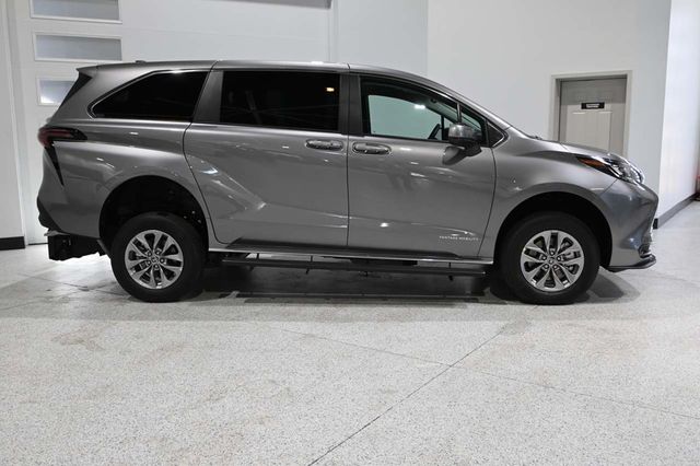 2026 Toyota Sienna LE FWD 8-Passenger - 23010647 - 4