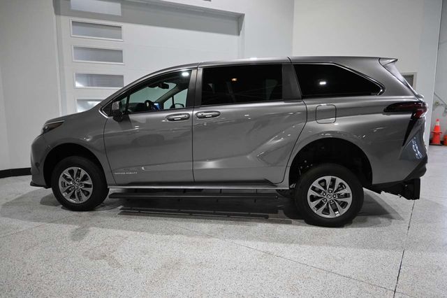 2026 Toyota Sienna LE FWD 8-Passenger - 23010647 - 8