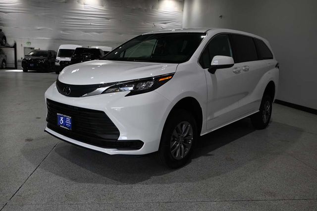 2026 Toyota Sienna LE FWD 8-Passenger - 23038696 - 9