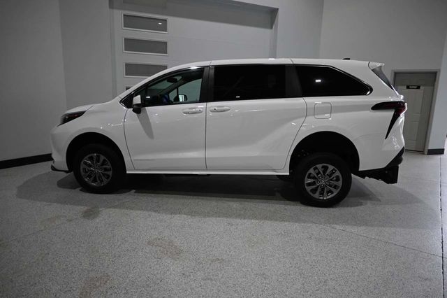 2026 Toyota Sienna LE FWD 8-Passenger - 23038696 - 8