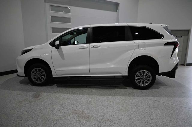 2026 Toyota Sienna LE FWD 8-Passenger - 23038697 - 8