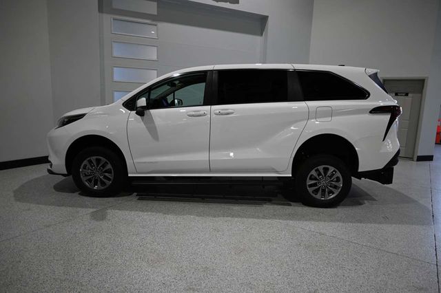 2026 Toyota Sienna LE FWD 8-Passenger - 23041355 - 8
