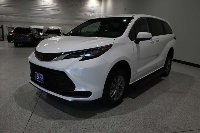2026 Toyota Sienna LE FWD 8-Passenger - 23041357 - 9